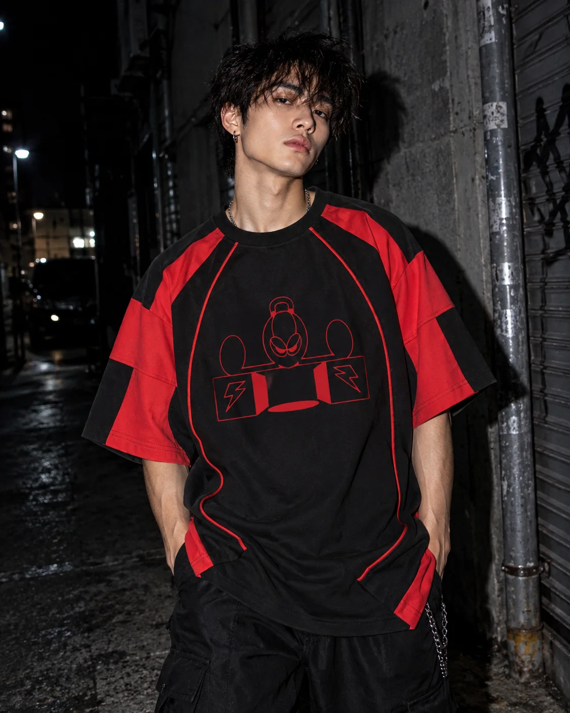Modelo con la playera negra y roja de Azide en una calle de noche.