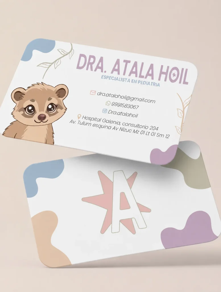 Tarjetas de presentación de la Dra. Atala Hoil con un mapache ilustrado, formas orgánicas en tonos pastel y la inicial A.