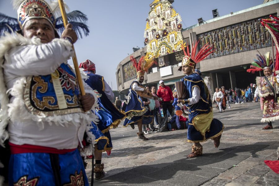 Danzantes con penachos y trajes bordados frente a la Basílica de Guadalupe