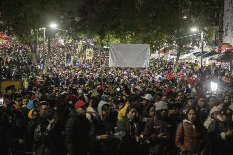Multitud de peregrinos de noche en la calzada que lleva a la Basílica de Guadalupe